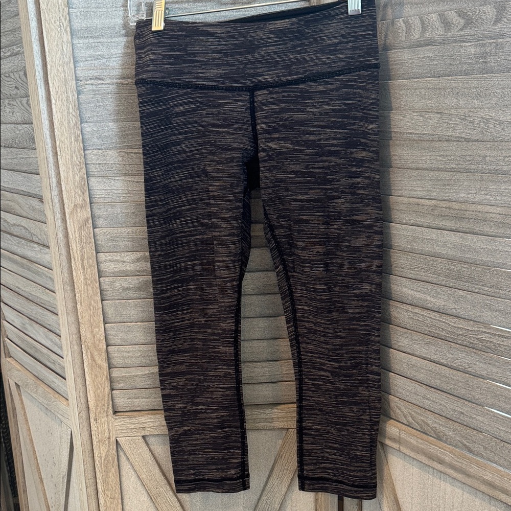 Lululemon Leggings women’s tight black 21” inseam Black and Brown tan Patterned
